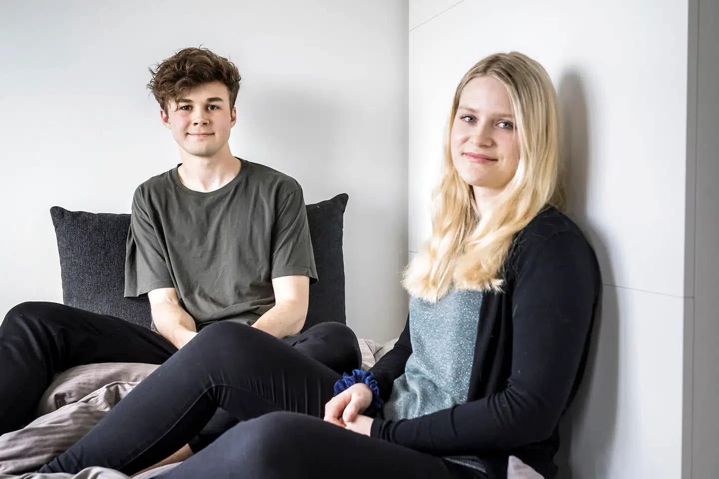 Tobias Svendsens far, Thomas Svendsen, leder efter en lejlighed til sin søn på Amager. Fra 2021 vil regeringen fjerne særlige skattefordele for forældrekøbte lejligheder. Flere eksperter sår tvivl om, hvorvidt det kommer til at få en effekt på salget. Her Tobias sammen med sin kæreste.