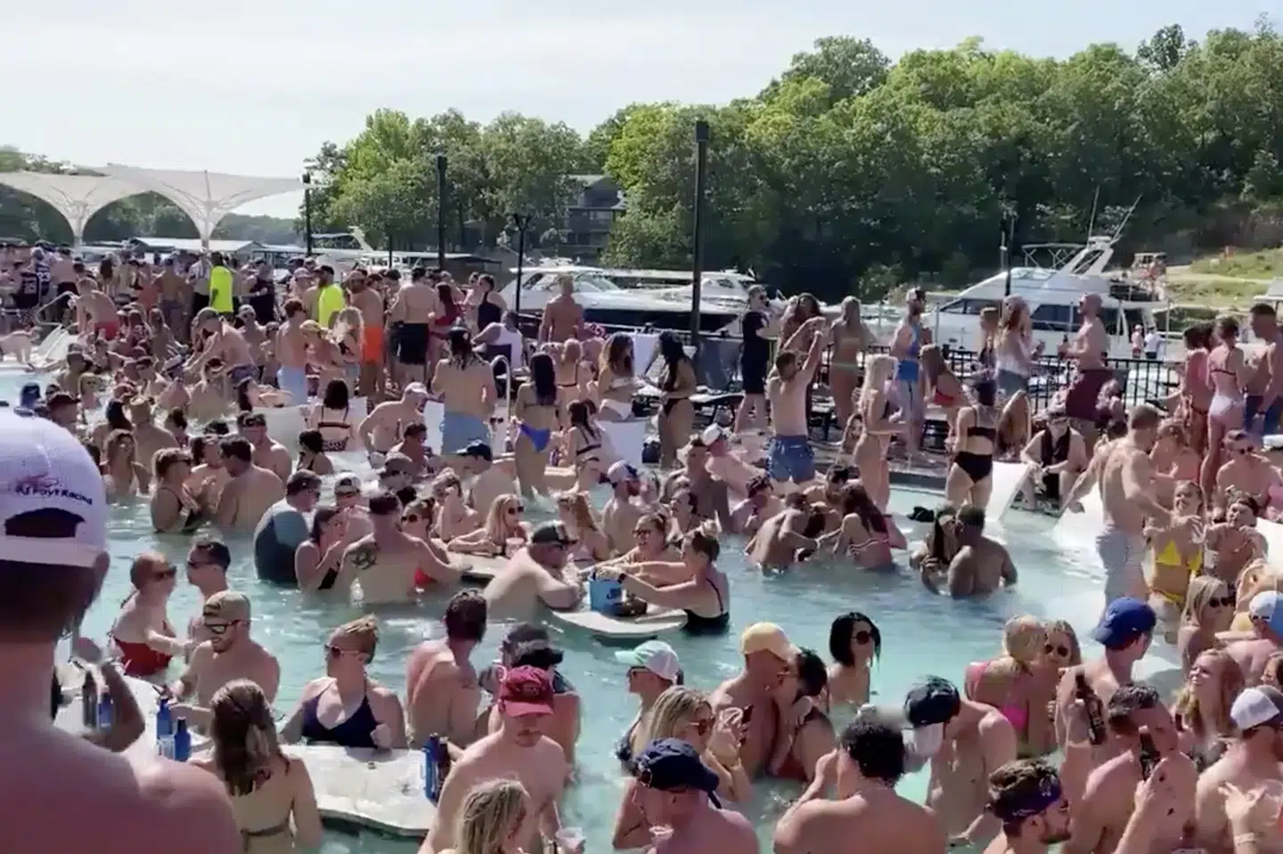 En video blev delt flittigt på Twitter 25. maj, der viste hundredvis af mennesker feste i og ved en pool på den amerikanske helligdag Memorial Day i området Lake of the Ozarks i delstaten Missouri, USA. Twitter/Lawler50/Reuters