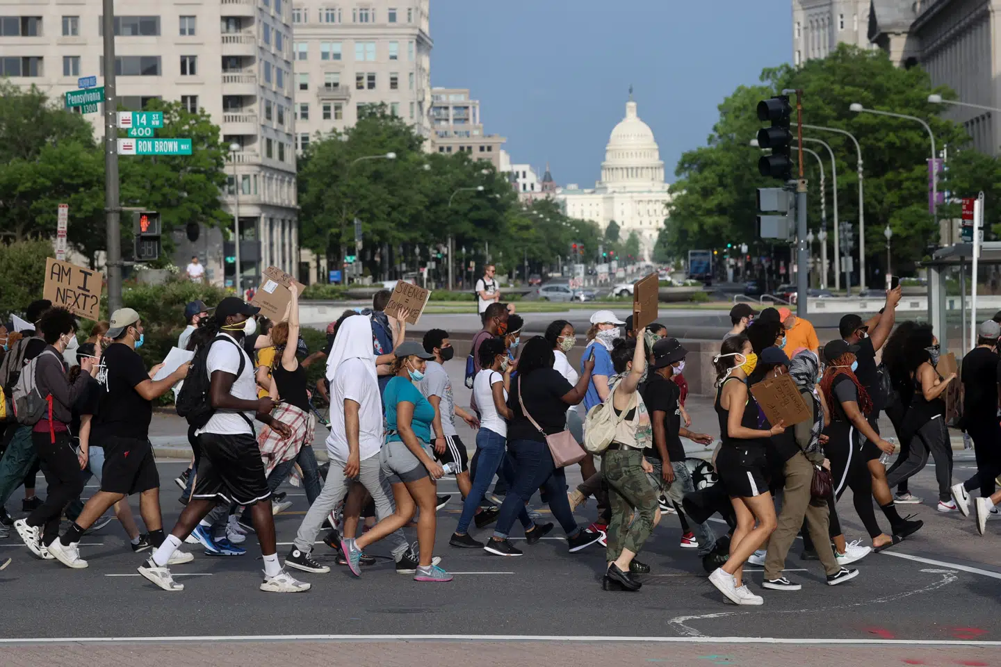 Demonstranter marcherer fredag på Pennsylvania Avenue på vej mod Det Hvide Hus for at protestere over George Floyds død. Jonathan Ernst/Reuters