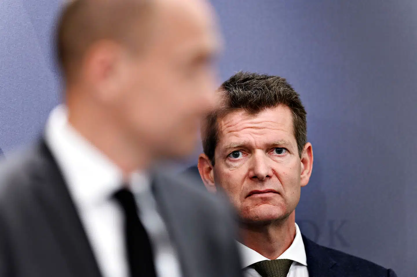 Direktør i Sundhedsstyrelsen Søren Brostrøm ser på sundheds- og ældreminister Magnus Heunicke (S) under pressemøde i Spejlsalen i Statsministeriet om covid-19 tirsdag den 12. maj 2020. (Foto: Philip Davali/Ritzau Scanpix)