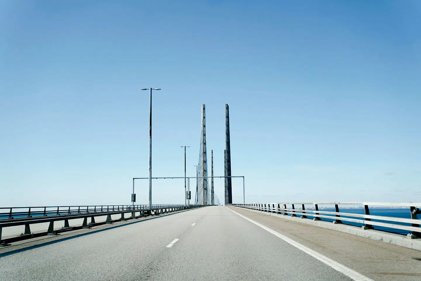 Siden Danmark lukkede græsen til Sverige, har trafikken over Øresundsbroen været begrænset. Svenskerne må stadig vente på at kunne komme til Danmark.