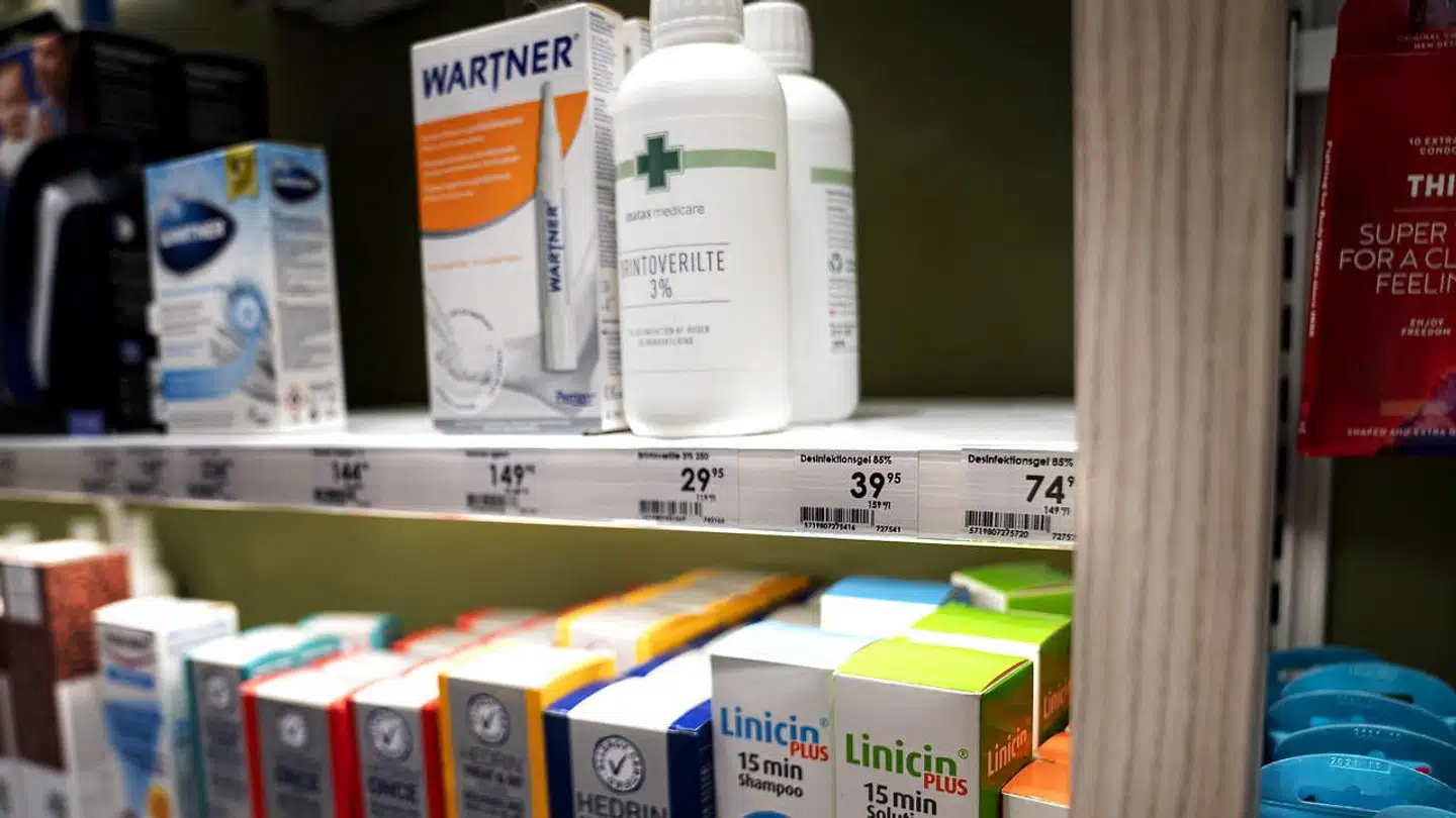I mere end to måneder har Lægemiddelstyrelsen nedsat skrappe regler for, hvor meget håndkøbsmedicin man må købe. Overtrædelser kunne føre til bøder for apotekerne. Men fra fredag ophæves restriktionerne.