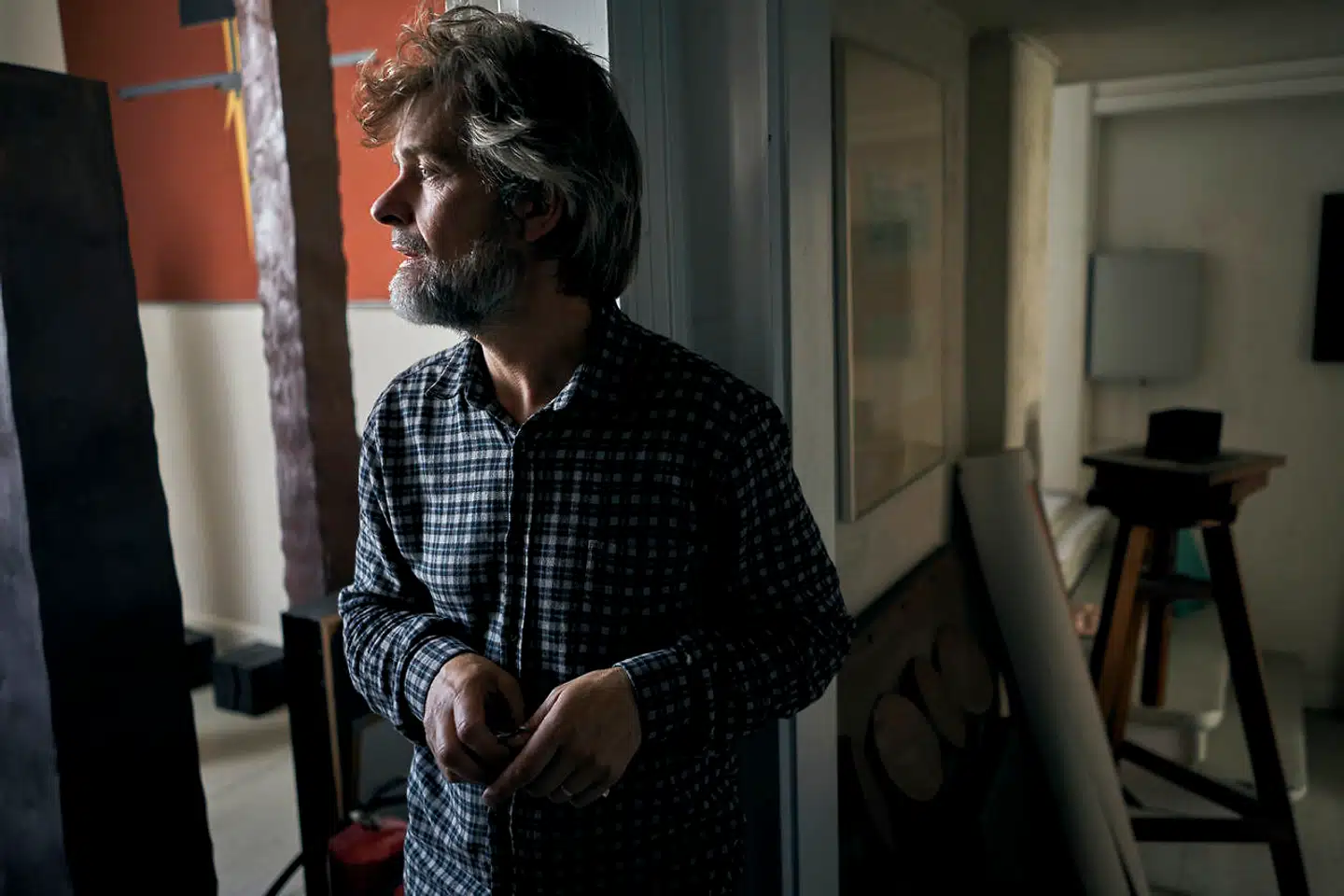 »bag om min far« er en usædvanlig (selv)biografisk bog. Kunstneren Kaspar Kaum Bonnén skriver ikke som de fleste andre i denne litterære tradition om en afdød forælder.