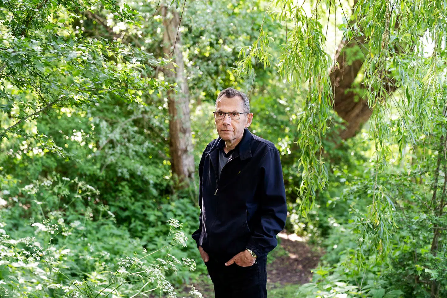 I dag arbejder Niels Frid-Nielsen primært hjemmefra med analyser og kommentarer for DR, Altinget og flere andre medier. Et almindeligt liv, inklusive daglige spadsereture med skridttæller, og uden at han kan mærke følgerne af operationen.