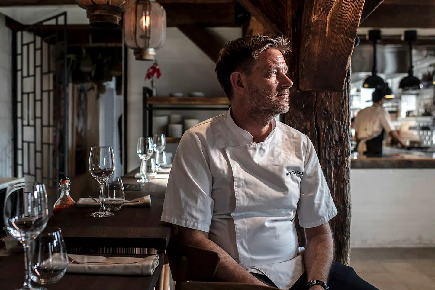 Henrik Yde er en af de restauratører, der mærker interessen fra københavnere, som gerne vil ud at spise, når byens restauranter åbner i næste uge. Det er dog stadig uvist, i hvilket omfang det kan lade sig gøre, da de endelige retningslinjer lader vente på sig.