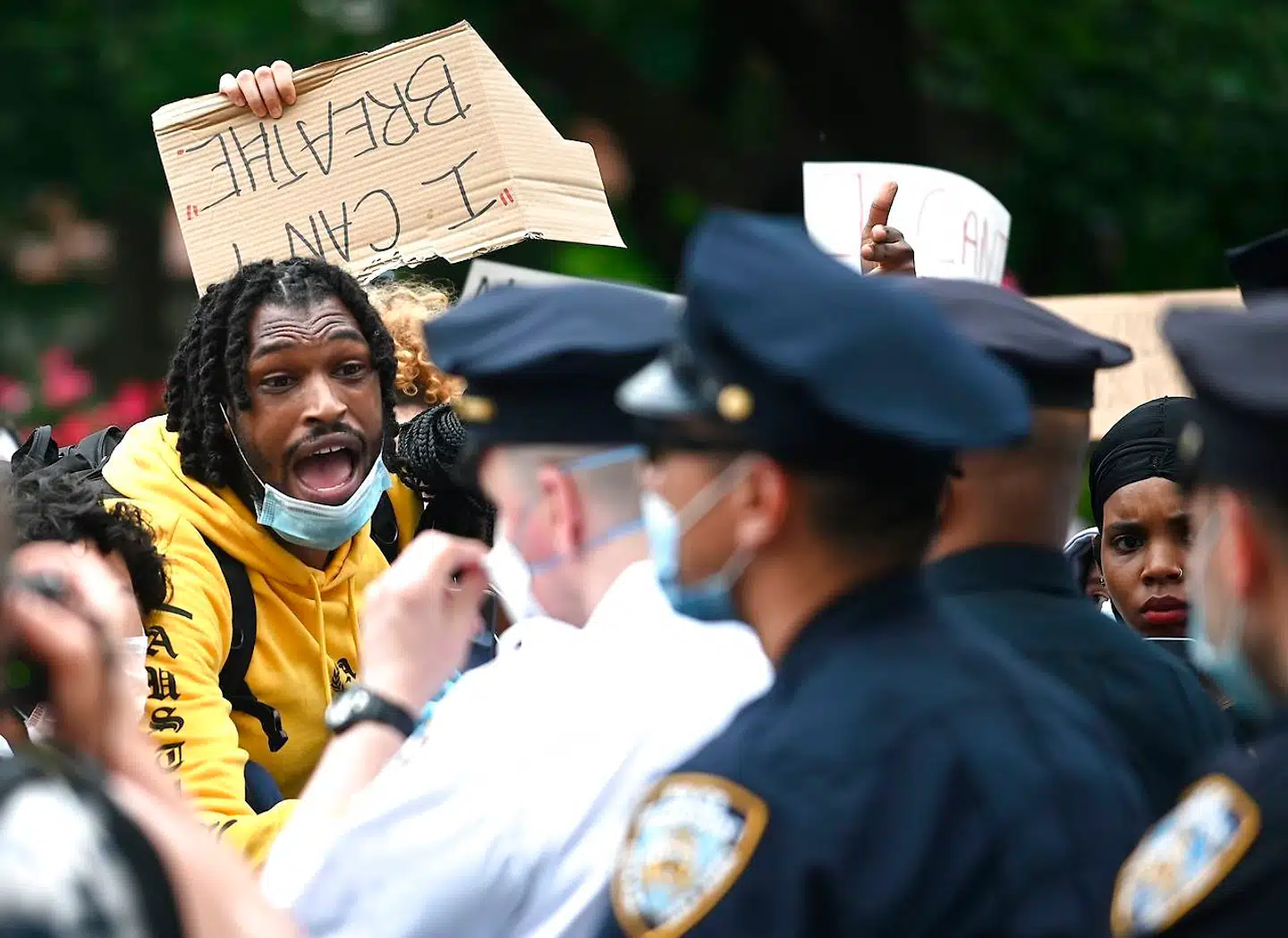 Flere steder i USA har en 46-årig sort mands død endnu en gang antændt rasende demonstrationer mod politiet. Her et billede fra New York City.