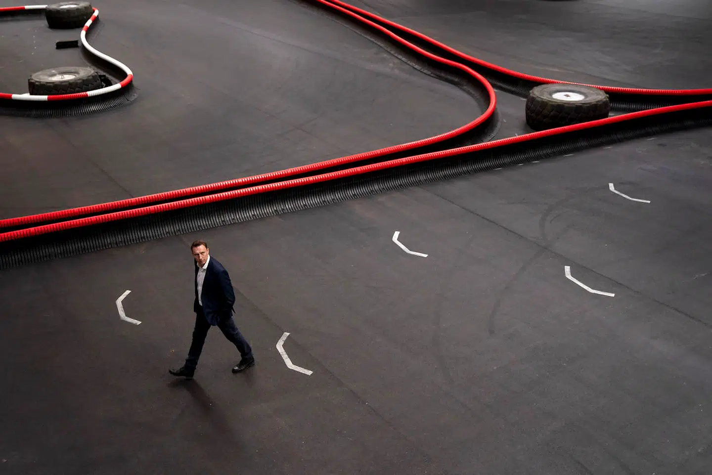 Corona-forvirring på gokartbanen. Efter politiets blåstempling og tre corona-rådgiveres "det ved vi ikke" lukkede Vestegnens Politi onsdag Racehall København og gav direktør Flemming Thomsen en bøde på 20.000 kr.