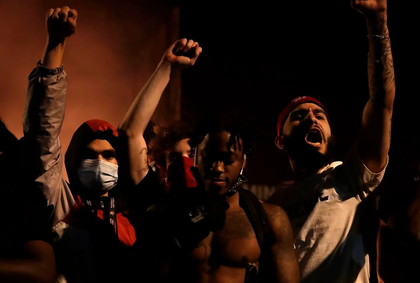 For tredje nat i træk samledes demonstranterne i Minneapolis' gader, efter at en sort ubevæbnet mand er død i politiets varetægt.