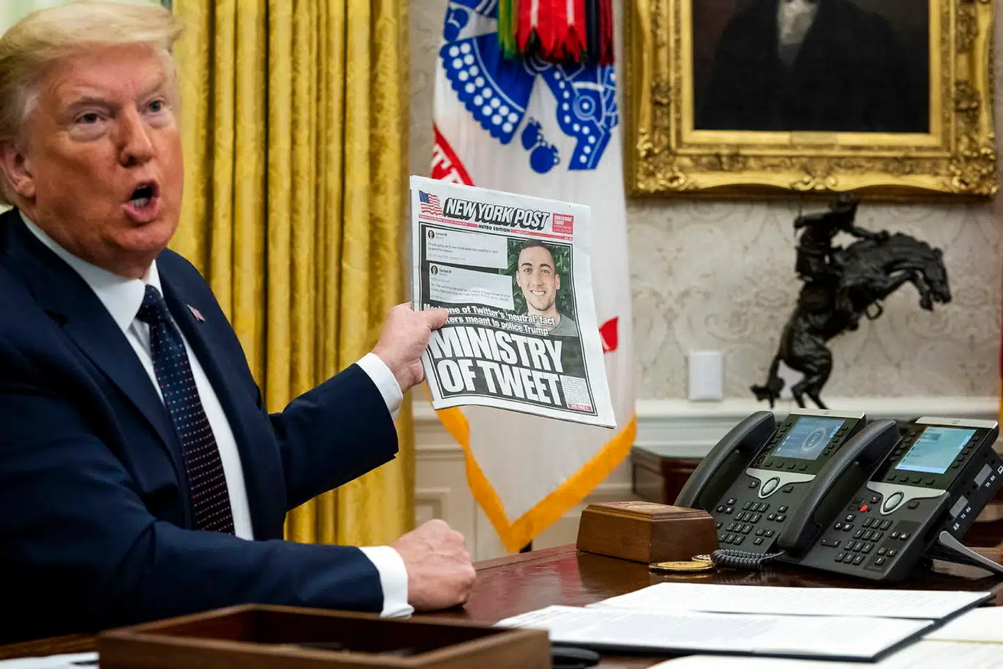 Præsident Donald Trump holdt forsiden på The New York Post op, inden han underskrev en ordre, der vil straffe Facebook, Google og Twitter.