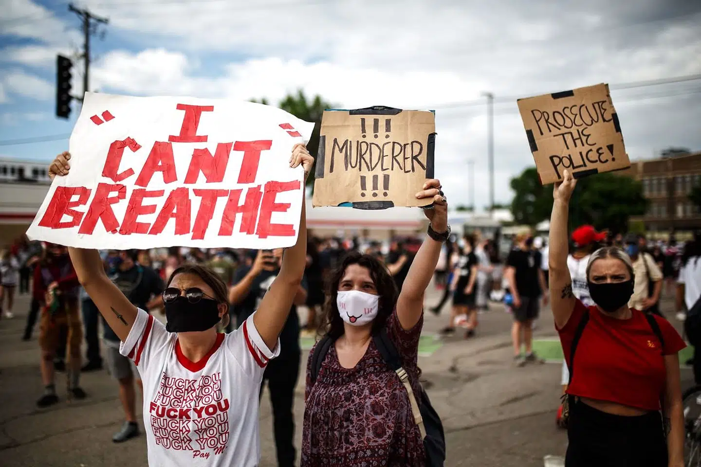 Demonstranter kræver retfærdighed for George Floyd. »Jeg kan ikke få vejret«, står der på skiltet. Sætningen er blevet et symbol på hændelsen på kort tid.