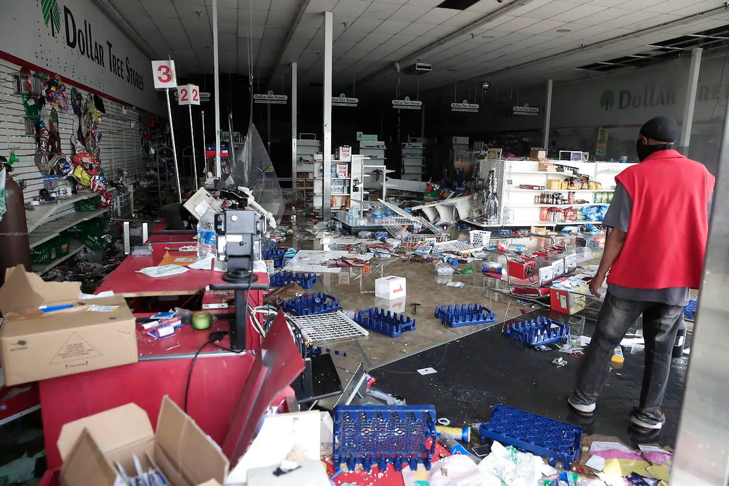 En ødelagt Dollar Tree-butik efter nattens vandalisme, hvor demonstranter stormede flere supermarkeder.