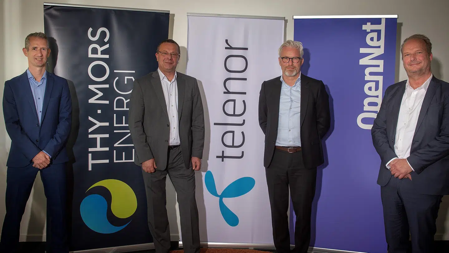 Torsdag morgen blev aftalen om Telenors adgang til Thy-Mors Energis fibernet underskrevet. Fra venstre er det fiberchef Lars Thorup Nielsen og koncernchef Lars Peter Christiansen fra Thy-Mors Energi samt administrerende direktør i Telenor, Jesper Hansen, og Henrik Møller Nielsen, der er direktør i OpenNet, der leverer sammenkoblingsteknikken.