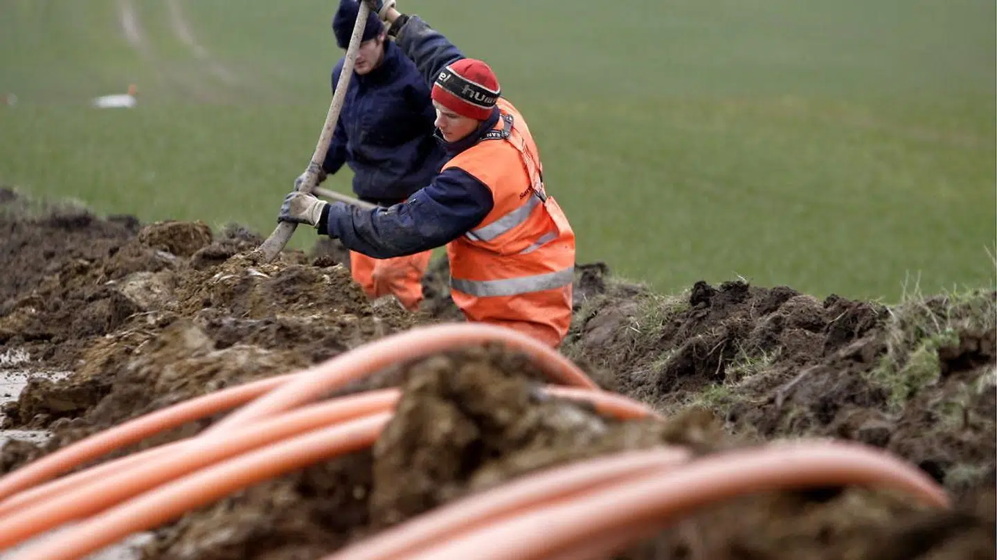 Der graves flittigt landet over for at få lagt især lysoptiske fiberkabler i jorden til hurtigere internetforbindelser. Arkivfoto: Johan Gadegaard/Ritzau Scanpix