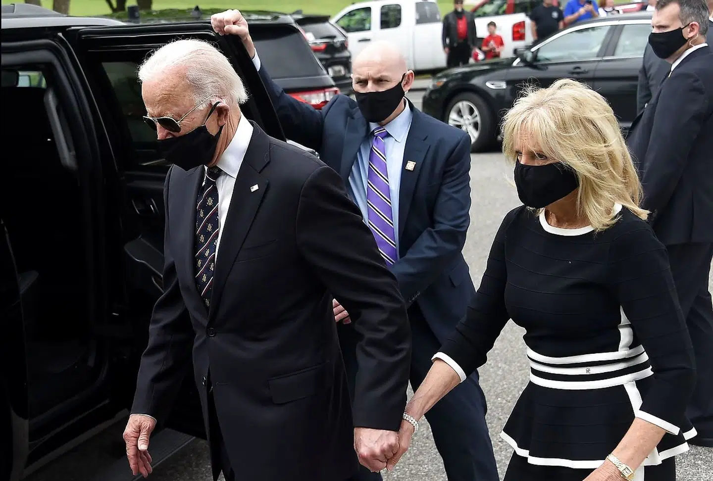Demokraternes præsidentkandidat Joe Biden og hans kone Jill bar masker, da de mandag på »Memorial Day« deltog i en mindeceremoni for faldne soldater. Masker er nu blevet det mest synlige symbol på et ideologisk spørgsmål mellem Demokraterne og Republikanerne. Mange demokrater, herunder Biden, bruger dem for at signalere, at det er vigtigt, at alle i fællesskab hjælper til med at inddæmme pandemien. Mange republikanere, herunder Trump, afviser til gengæld at bruge dem som et signal om, at de går mere op i nu at få åbnet op for den blødende økonomi.