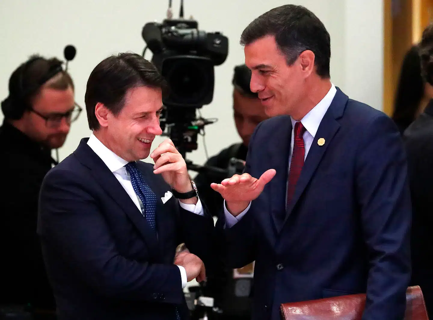 Italiens premierminister, Giuseppe Conte (tv.), hygger sig med sin spanske kollega Pedro Sánchez under et EU-topmøde sidste år. De to sydeuropæiske regeringsledere kan være godt tilfredse med EU-Kommissionens forslag til en genopretningsfond.