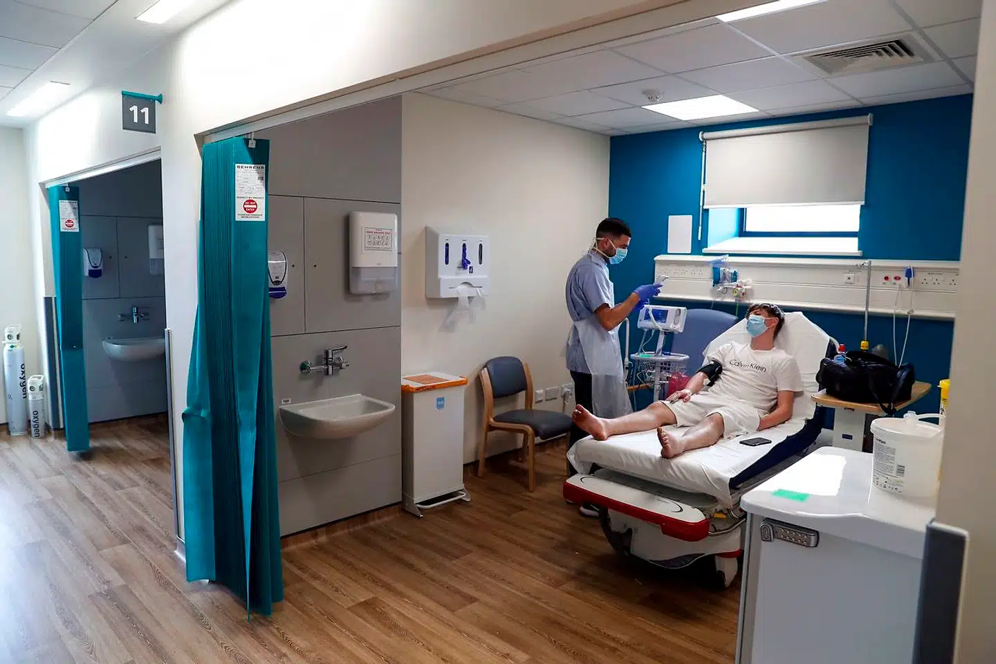 I stort set alle lande falder antallet af smittede med covid-19. Det skaber problemer for de mange forskergrupper, som arbejder på at udvikle vacciner eller medicin mod virussen. Forskerne kan komme til at mangle tilstrækkeligt med smittede til afprøve vaccinerne på, når de skal igennem de vigtige testforløb.