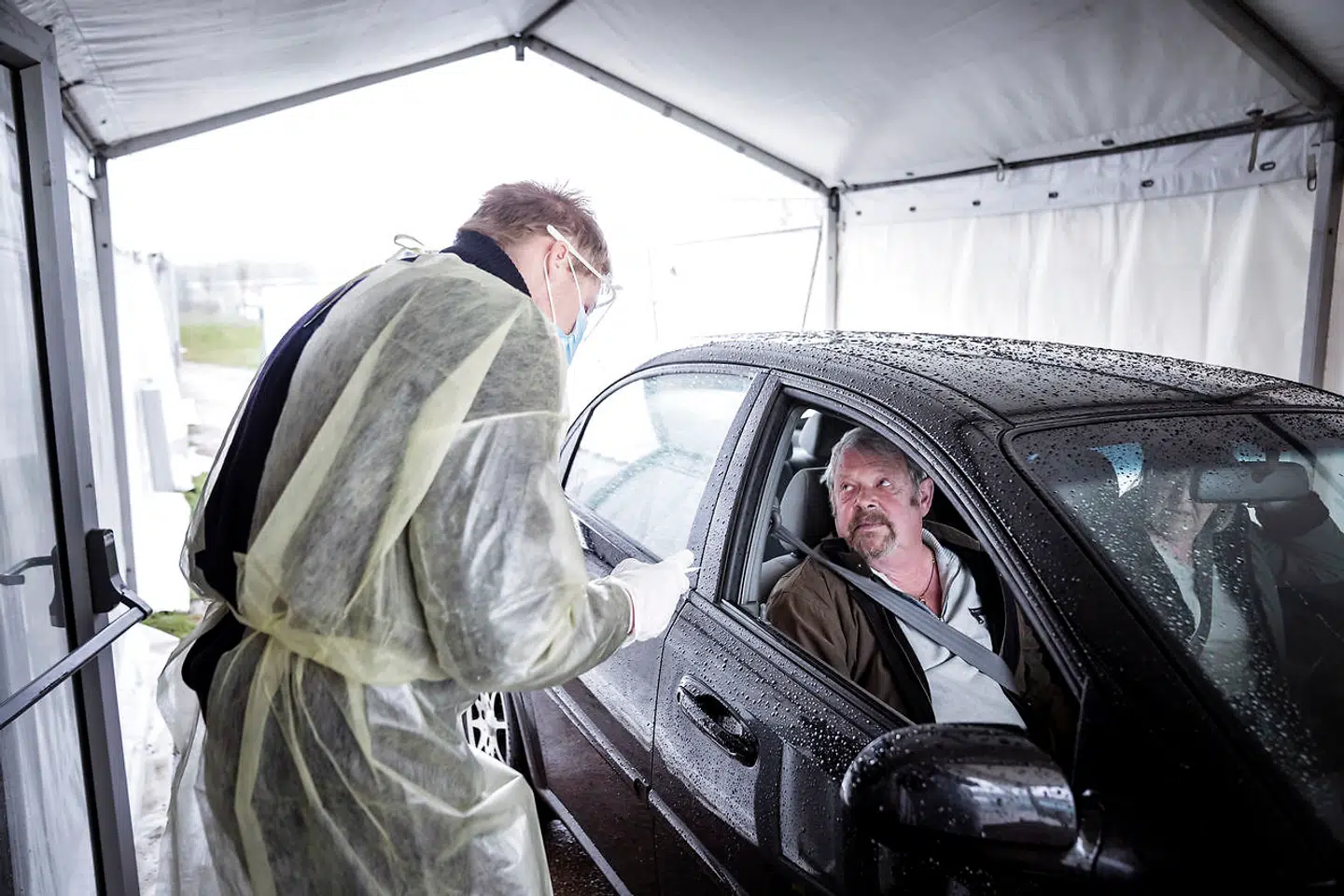 Antallet af indlagte falder, og det samme gør personer på intensiv og i respirator.