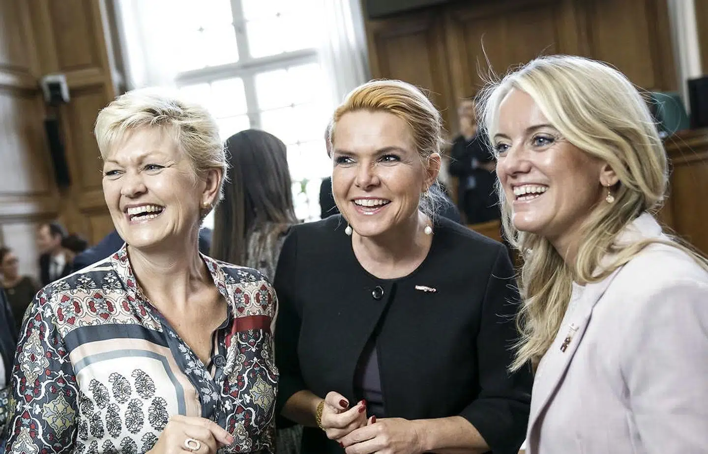 »Jeg har tillid til Inger. Sådan er det,« sagde Nye Borgerliges formand, Pernille Vermund, da hun tirsdag blev interviewet om Nye Borgerliges støttekampagne for Venstres Inger Støjberg. Her ses Vermund og Støjberg sammen med Eva Kjer Hansen (V) til Folketingets åbning.