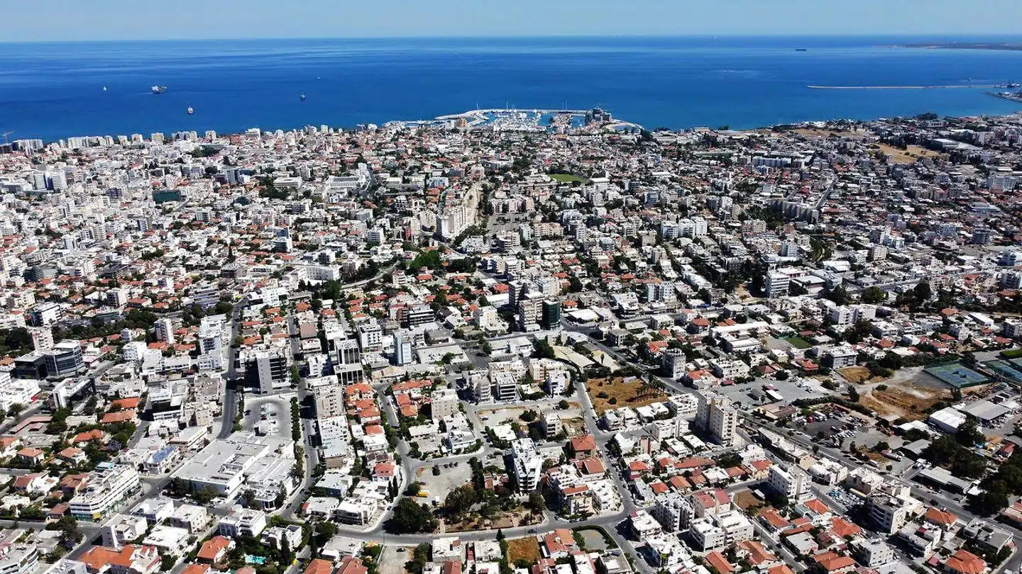 Cypern har valgt at lukke op for turister fra en gruppe af udvalgte lande. Danmark står på listen, men som det eneste land i Skandinavien er Sverige ikke med, og det falder ikke i god jord hos den svenske regering.