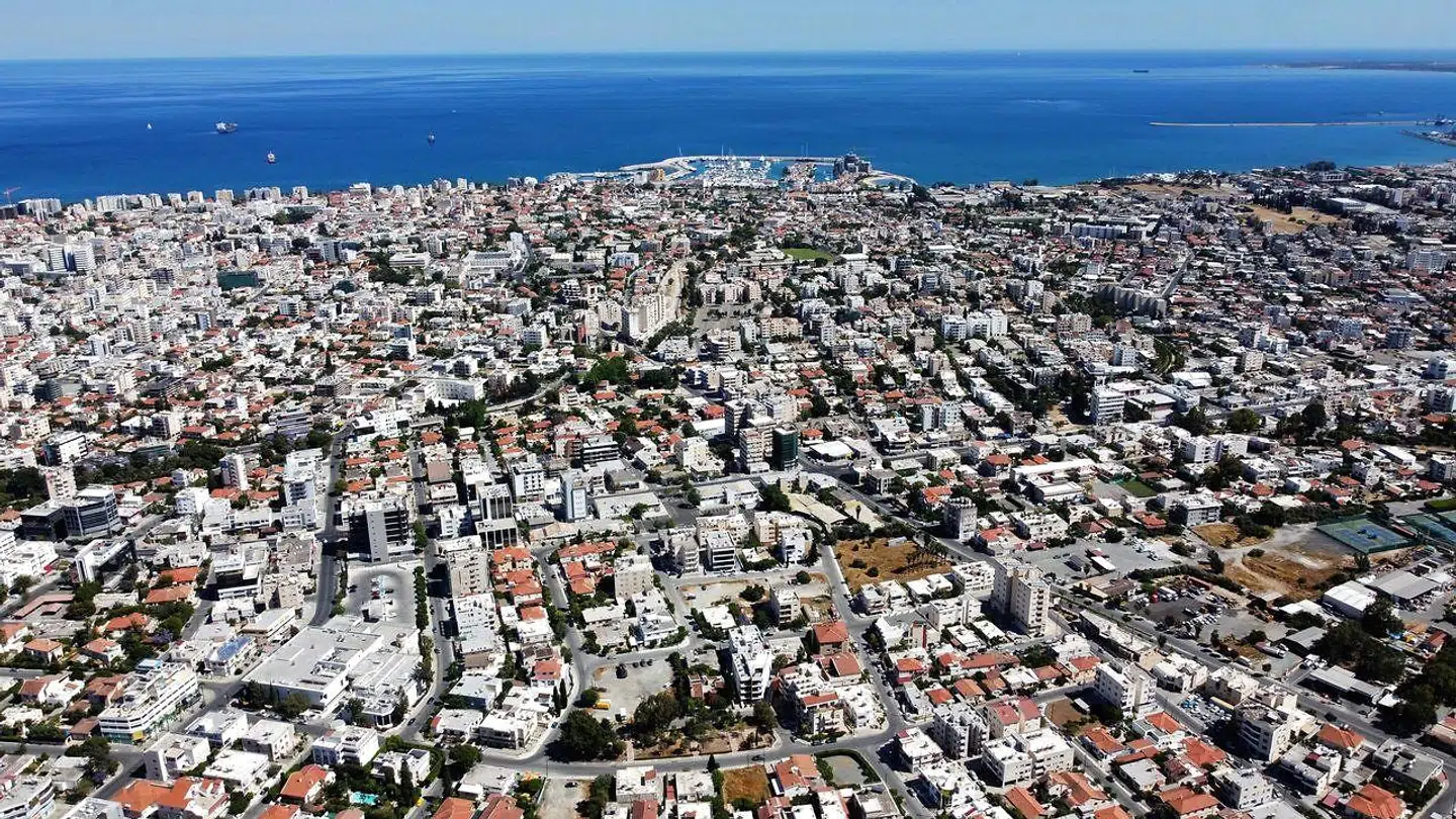 Cypern har valgt at lukke op for turister fra en gruppe af udvalgte lande. Danmark står på listen, men som det eneste land i Skandinavien er Sverige ikke med, og det falder ikke i god jord hos den svenske regering.