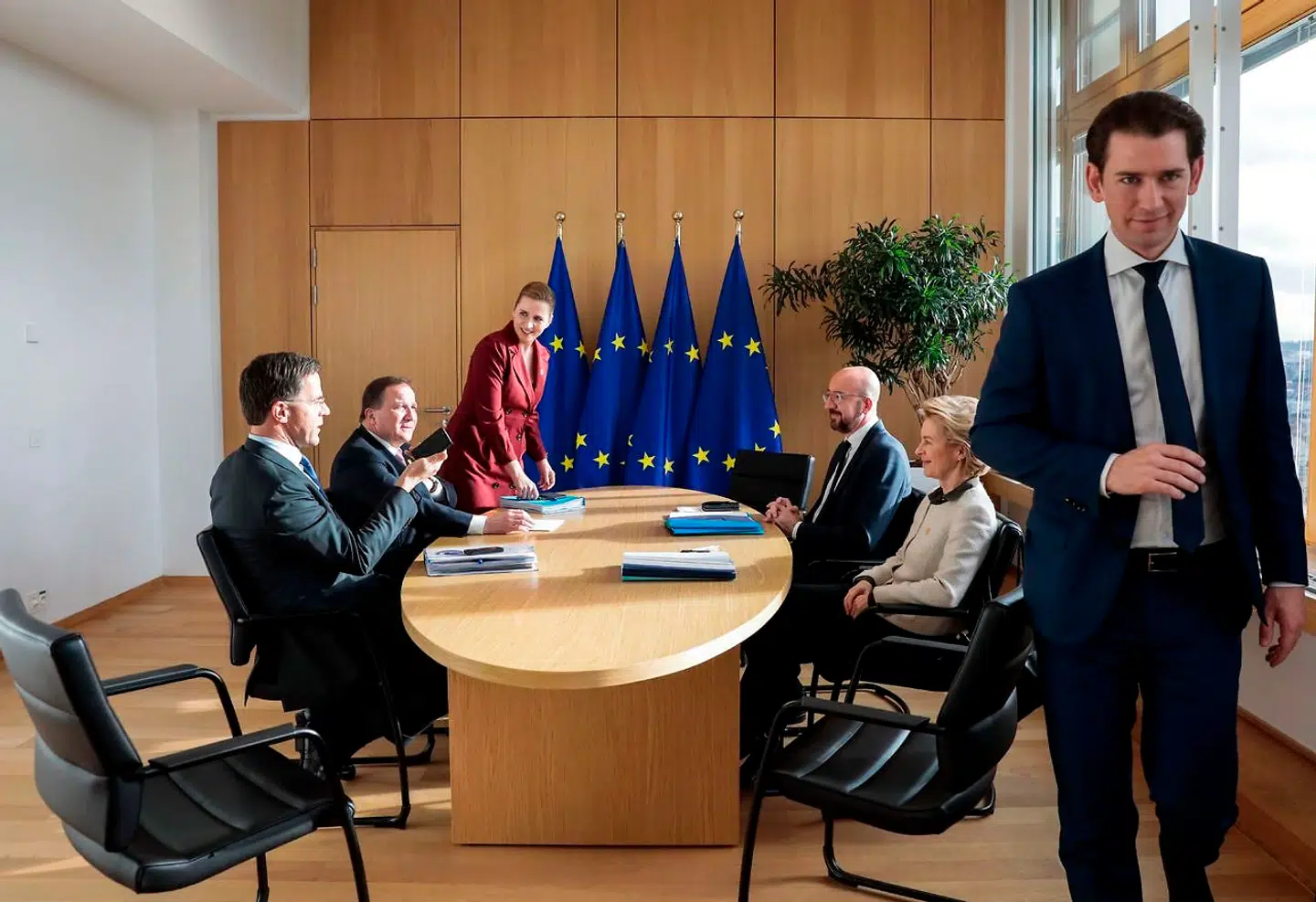 Tilbage i februar, da sparebanden, eller »gnierklubben« som de ukærligt kaldes, var samlet i Bruxelles. Til højre ses den østrigske kansler Sebastian Kurz på vej ud af billedet, mens Mette Frederiksen er flankeret af svenske Stefan Löfven og hollandske Mark Rutte på sin side af bordet. Overfor ses rådspræsident Charles Michel og kommissionsformand Ursula von der Leyen.