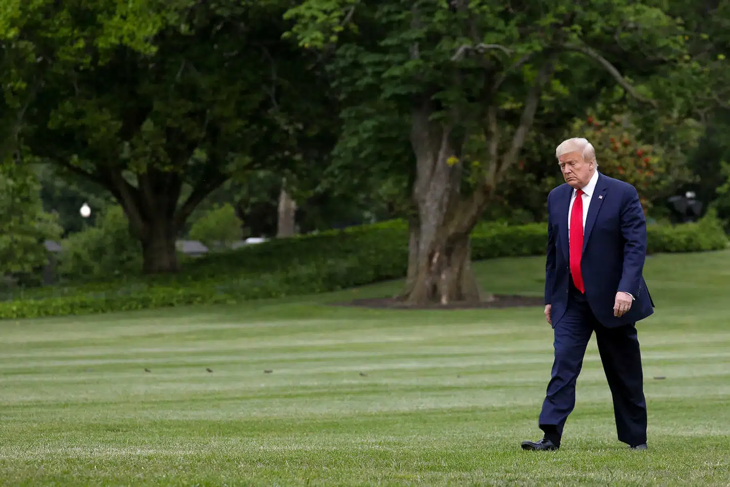 Præsident Donald Trump har gjort det klart, at han ikke vil iføre sig mundbind, når han er blandt amerikanerne. Hans udfordrer til præsidentposten, Joe Biden, har derimod for første gang vist sig i offentligheden i månedsvis – iført sort mundbind. Nu kalder han Donald Trump for »et fjols«, fordi præsidenten afvser at gøre det samme.