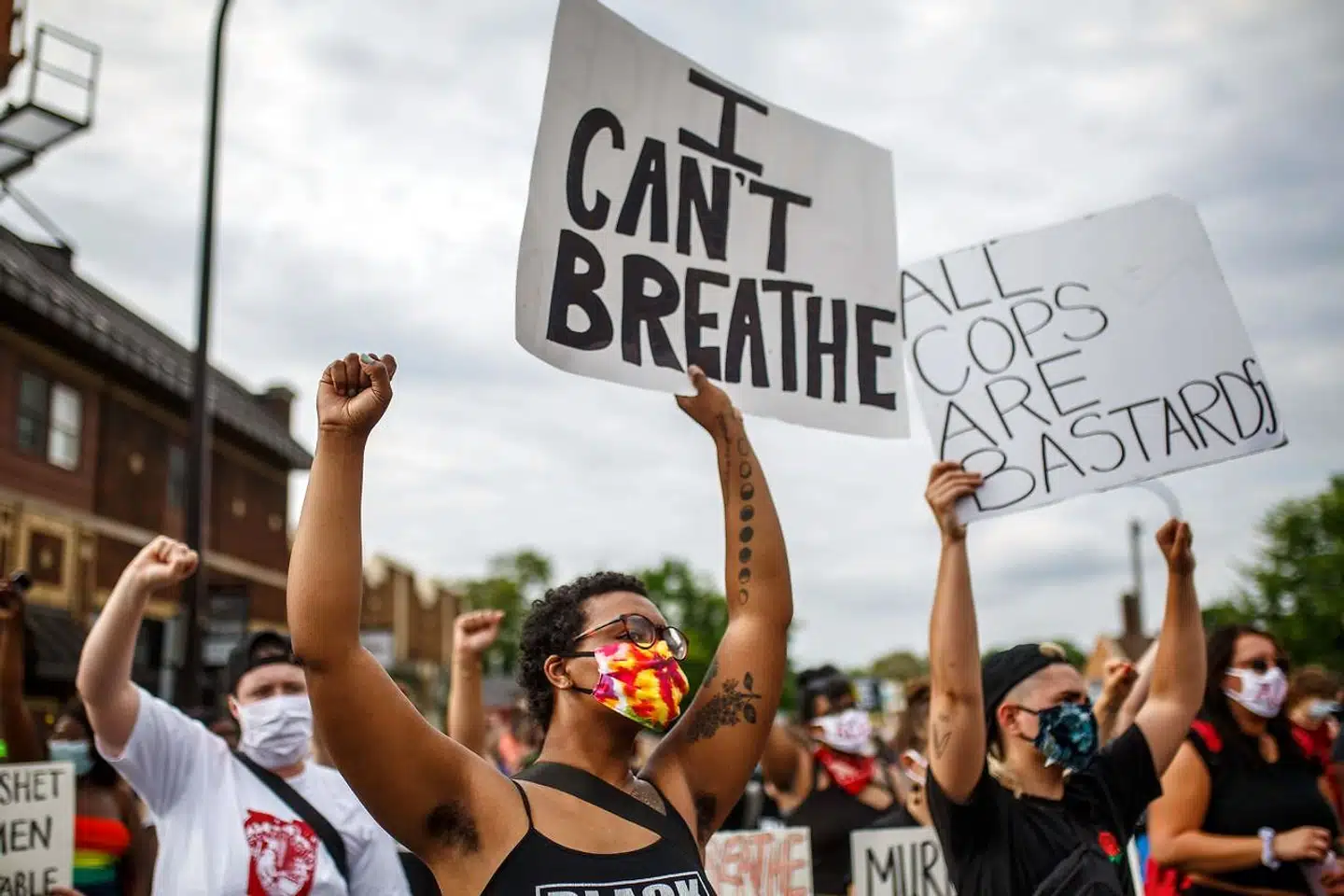 »I can´t breathe,« sagde den dræbte George Floyd flere gange, mens den hvide betjent satte et knæ mod hans nakke i fem minutter. Under en protest tirsdag i Minneapolis blev skilte med udtalelsen »Jeg kan ikke få luft« båret af mange af de demonstrerende.