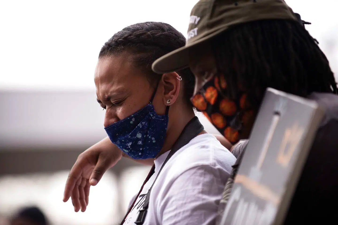 Hundredvis af protesterende krævede fire betjente stillet til ansvar.