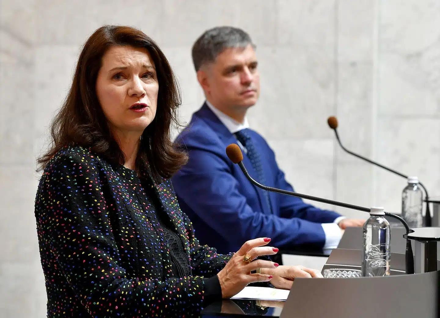 »Jeg synes, at de i Danmark bør kigge på, hvordan situationen ser ud i Skåne. Er det virkelig sådan, at man risikerer at få mere smittespredning i Danmark, hvis der kommer folk fra Skåne ind i landet«, siger ministeren.