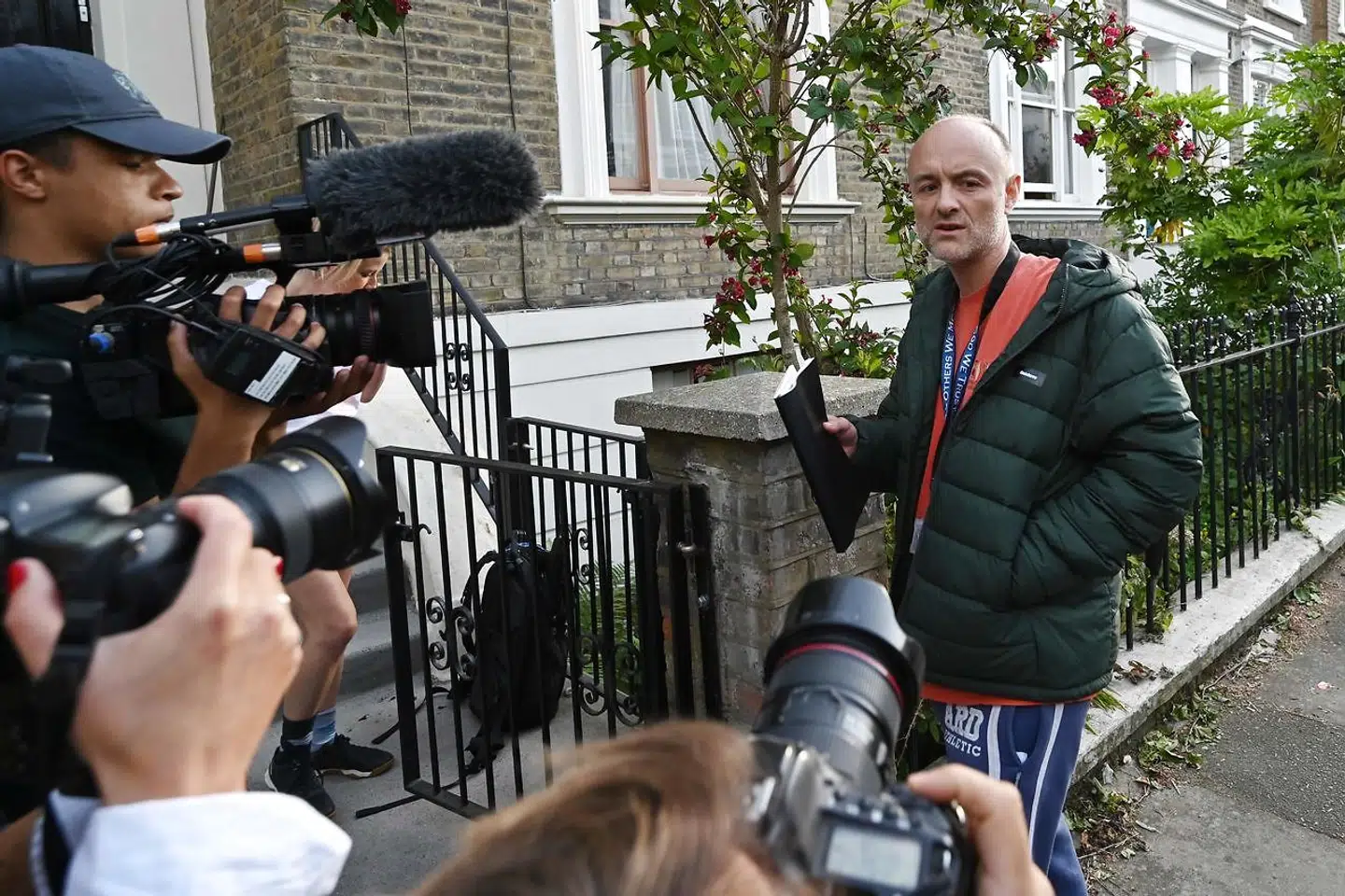 Medierne har taget døgnopstilling uden for Dominic Cummings’ rækkehus i Islington i London – og her tjener han ikke just sin sag ved at råbe spydigheder til offentligheden. »Det ser ikke godt ud, gør det ikke,« råbte en journalist til ham. »Jeg er fuldstændig ligeglad med, hvordan det ser ud,« råbte Cummings tilbage.