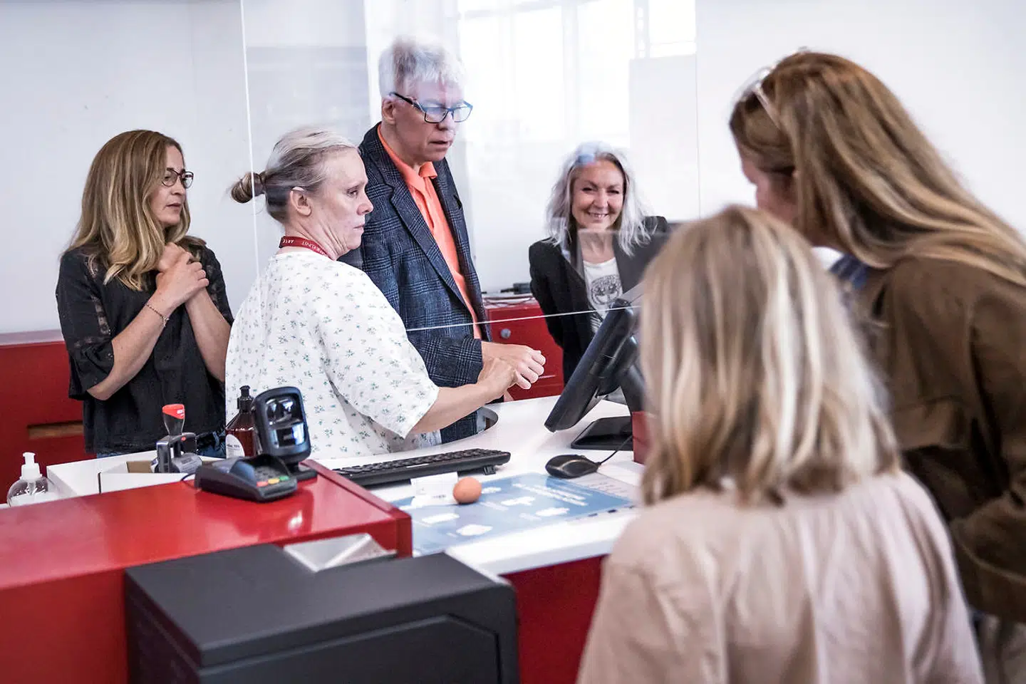 Kunder ved skranken ...