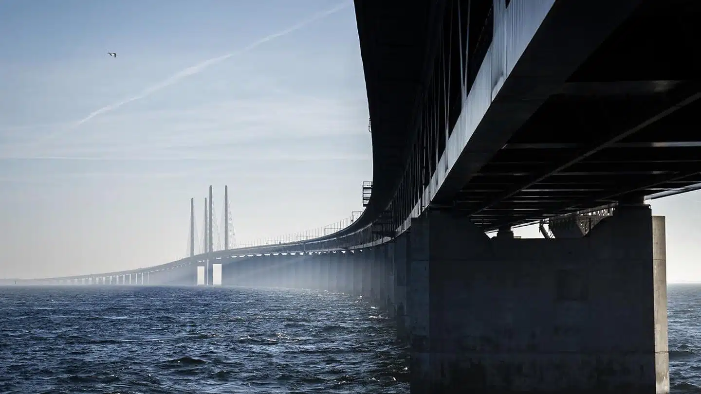 Specialister og en kommune melder sig på banen i bestræbelserne på at finde en løsning på de mange tusinde kubikmeter spildevand, som står til at blive udledt i Øresund til oktober.