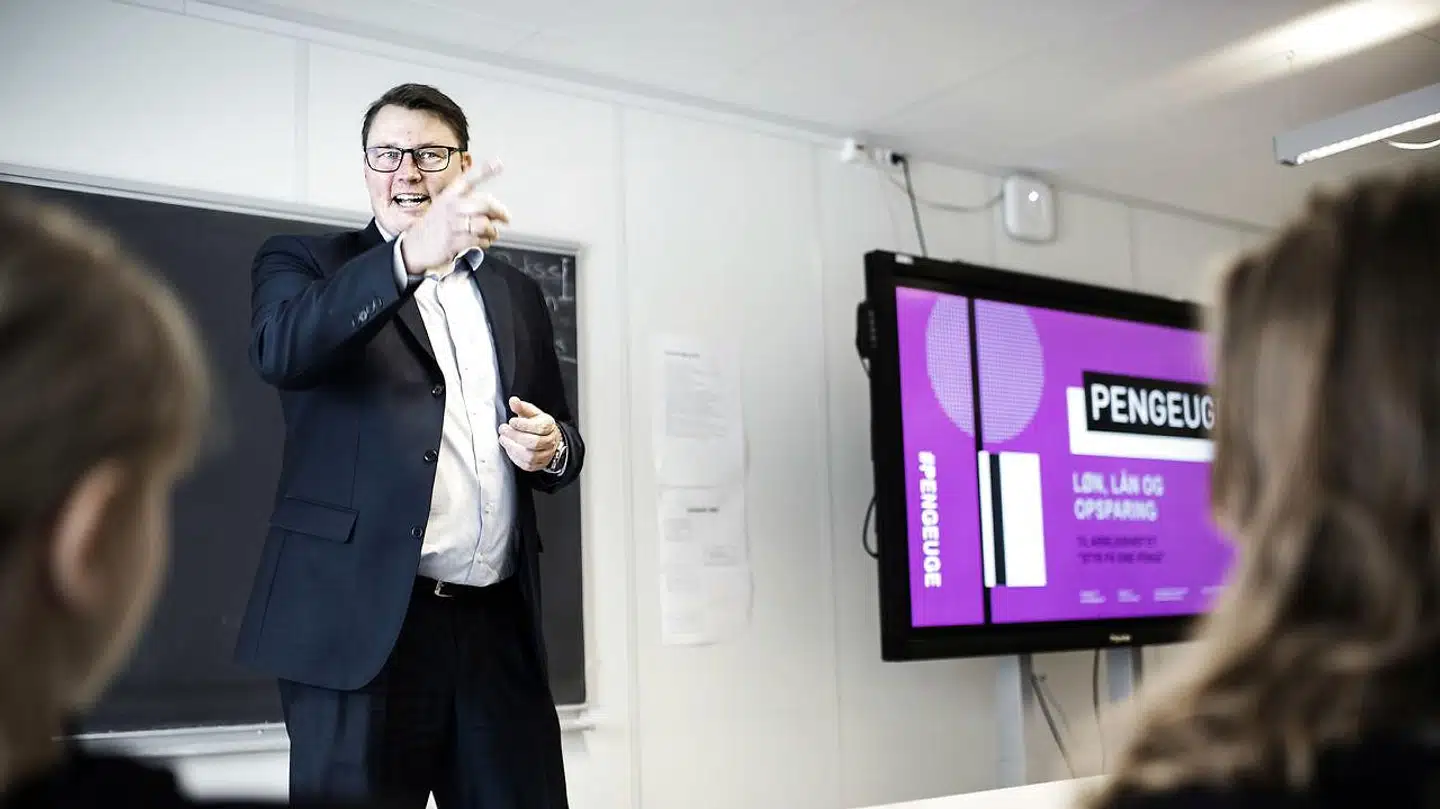 Nordea-direktør Bjørn Bøje Jensen under sidste års pengeuge, hvor han underviser skolebørn i at håndtere lommepengene. Nu stiller han banktal til rådighed for regeringen, som banken vil hjælpe med udfasning af hjælpepakker under coronakrisen.