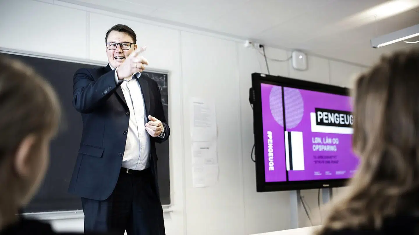 Nordea-direktør Bjørn Bøje Jensen under sidste års pengeuge, hvor han underviser skolebørn i at håndtere lommepengene. Nu stiller han banktal til rådighed for regeringen, som banken vil hjælpe med udfasning af hjælpepakker under coronakrisen.