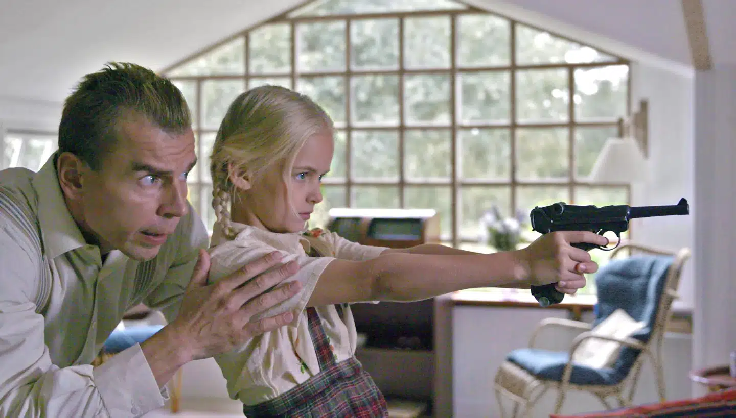 Georg lærer sin datter, Dorthe, at skyde. Georg spilles af Søren Vejby, og Dorthe af Frida Rønberg.