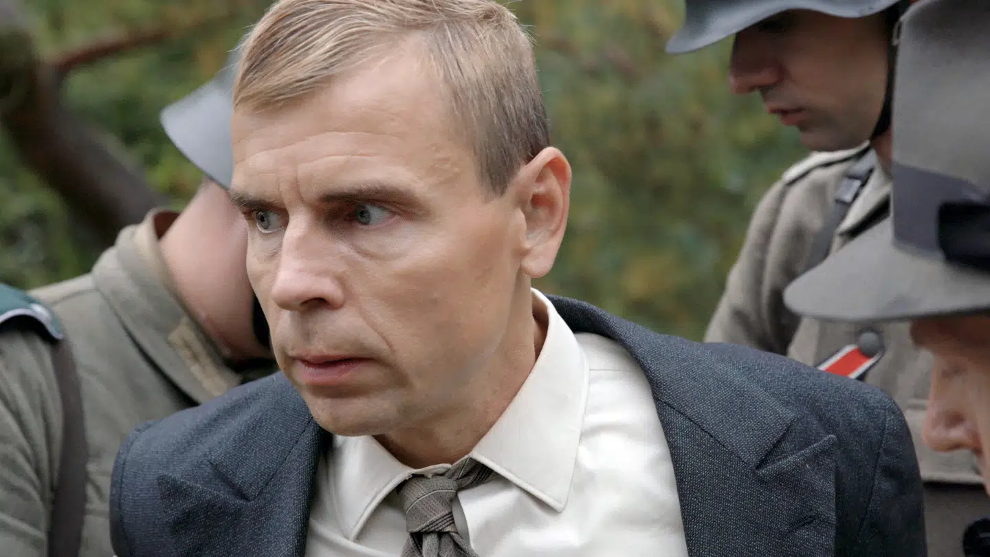 Georg Christiansen tages af tyskerne og udsættes for grusomme forhør hos Gestapo-manden Ib Birkedal Hansen. Georg spilles af Søren Vejby.