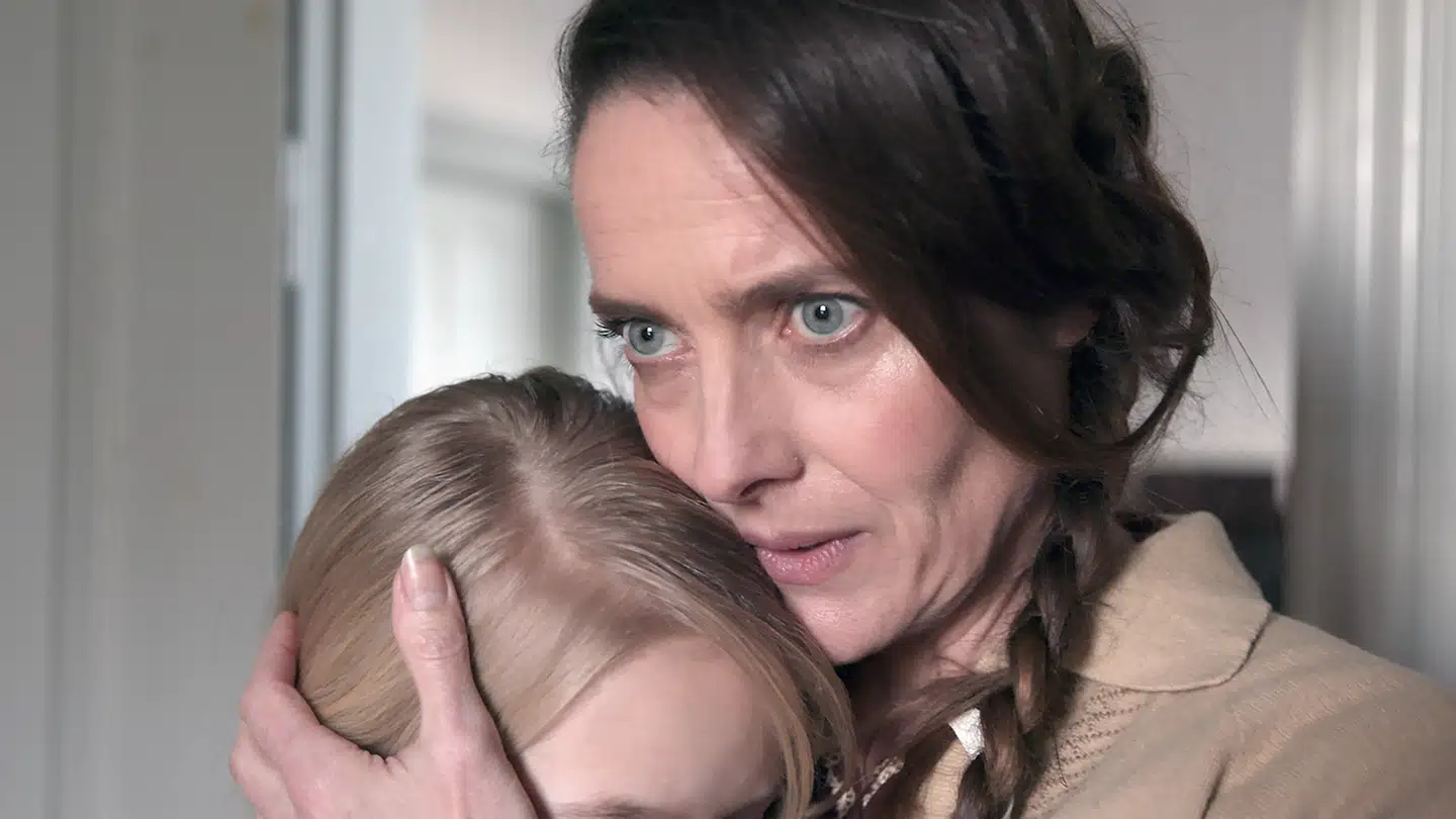 Dorthe voksede op i et hjem uden sin far, der var taget af tyskerne, og en mor, der var præget af tragedien, og hvis adfærd blev uforudsigelig. Moren spilles af Marie Askehave, Dorthe af Frida Rønberg.