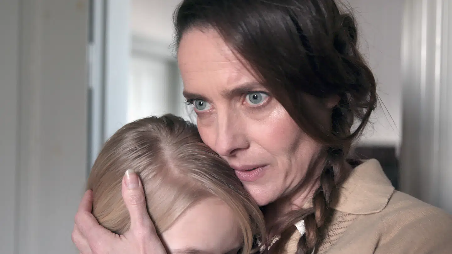 Dorthe voksede op i et hjem uden sin far, der var taget af tyskerne, og en mor, der var præget af tragedien, og hvis adfærd blev uforudsigelig. Moren spilles af Marie Askehave, Dorthe af Frida Rønberg.