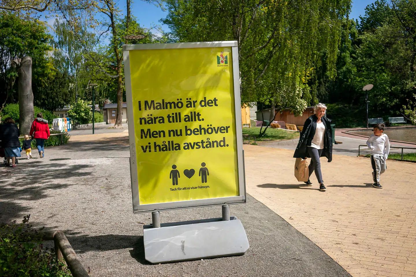 Folk bliver opfordret til at holde afstand i Folkets Park i Malmø. Tidligere er svenskere over 70 blevet opfordret til at holde sig helt væk, men det kan blive ændret på tirsdag.