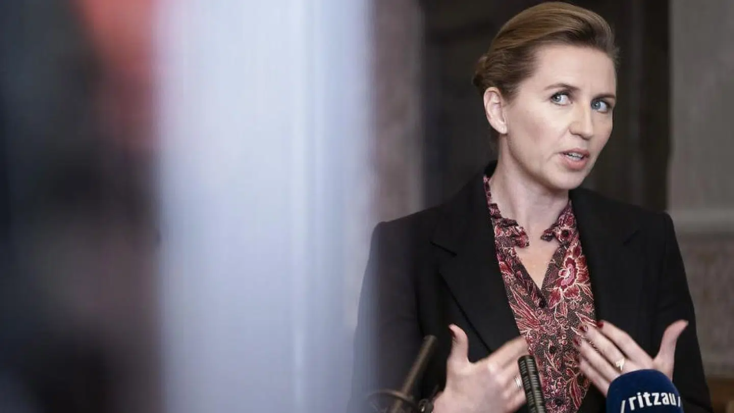 I DR-programmet 21 Søndag kunne man 24. maj se et indslag fra en folkeskole i Aalborg, hvor børnene råbte »Danmarks bedste statsminister«, mens statsminister Mette Frederiksen (S) var på besøg. Dette har fået mange til at undre sig på sociale medier og stille spørgsmålet, om det mon var koordineret af skolen og i så fald hvorfor.