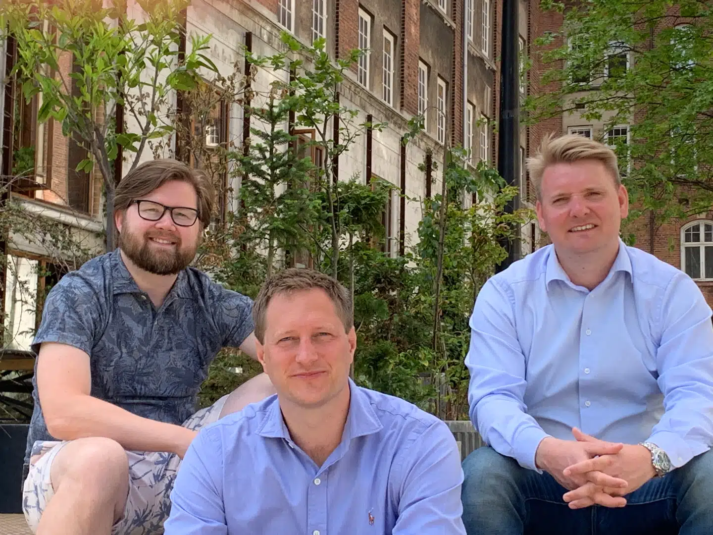 Stifterne af Wired Relations Bobby Nielsen, Anders Linemann og Gilli Haraldsen. Efter arbejde mødtes de på Espresso House, og når de lukkede ved midnatstid, rykkede de på Burger King for at arbejde videre. Nu har de rejst en investering på fem mio. kr.