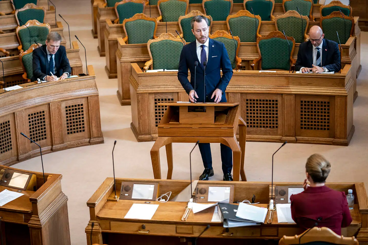 Det er uforståeligt, at oppositionen slet ikke tydeliggør alternativet til regeringens vej. Sjældent har det stået så klart, hvorfor vi har brug for en stærk privat sektor og iværksætteri, der vækster. Og sjældent har oppositionen været så tavs, skriver Mette Østergaard i denne leder.