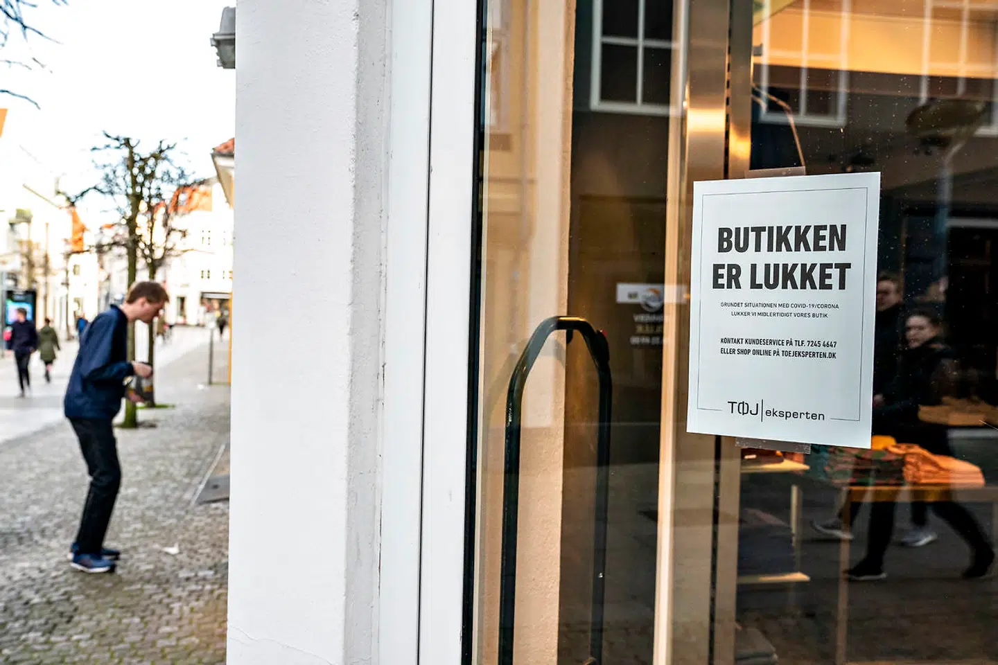 Skilt med lukket på grund af corona , covid-19 , i Aalborg, 24. marts 2020. På grund af COVID-19 er befolkningen blevet bedt om så vidt muligt at holde sig indendørs og forsamlinger på mere end 10 personer er forbudt.. (Foto: Henning Bagger/Ritzau Scanpix)