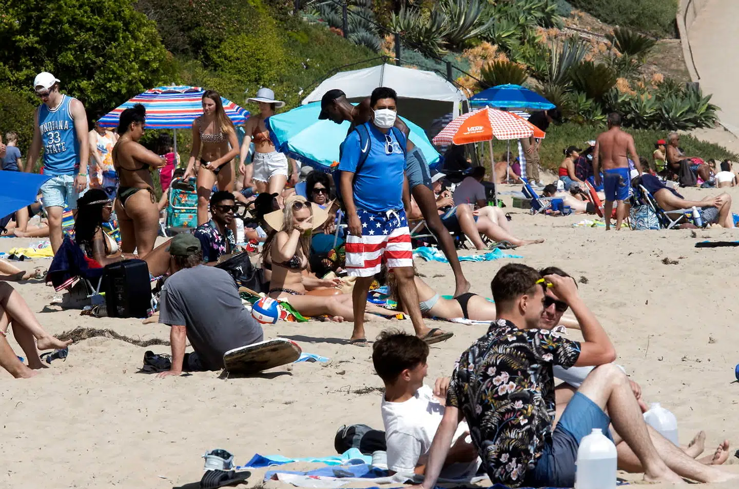 Badegæster strømmede til Newport Beach i det sydlige Californien i weekenden, efter at delstatens coronarestriktioner blev lempet.