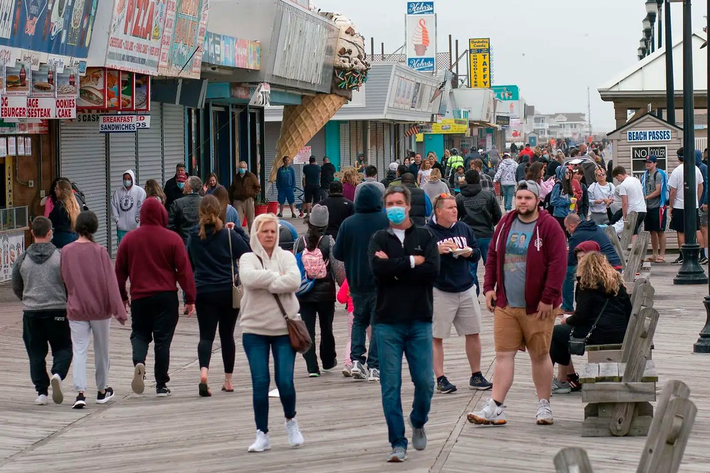 Massevis af amerikanere gik tur langs strandpromenaden i New Jersey. Strande er blevet genåbnet i flere amerikanske delstater, men på den betingelse at badegæsterne holder social afstand til hinanden. I weekenden var det svært at overholde flere steder i landet.