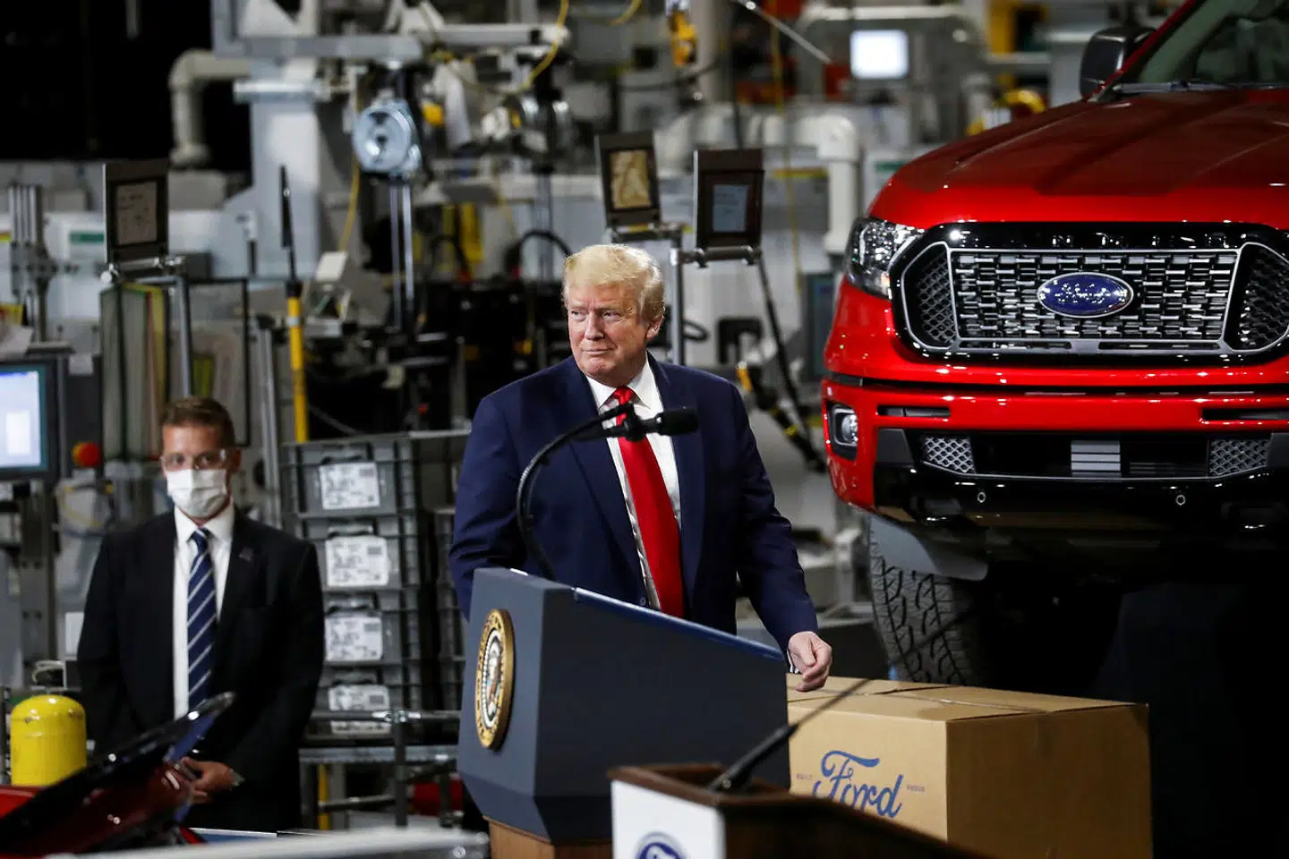Donald Trump og hans medarbejdere testes kontinuerligt for coronavirus, hvilket i modsætning til Joe Biden har gjort det nemmere for ham at tage på virksomhedsbesøg, hvilket der er gode billeder i under en valgkamp. Her under Trumps besøg på Fords fabrik i Ypsilanti, Michigan, forleden.