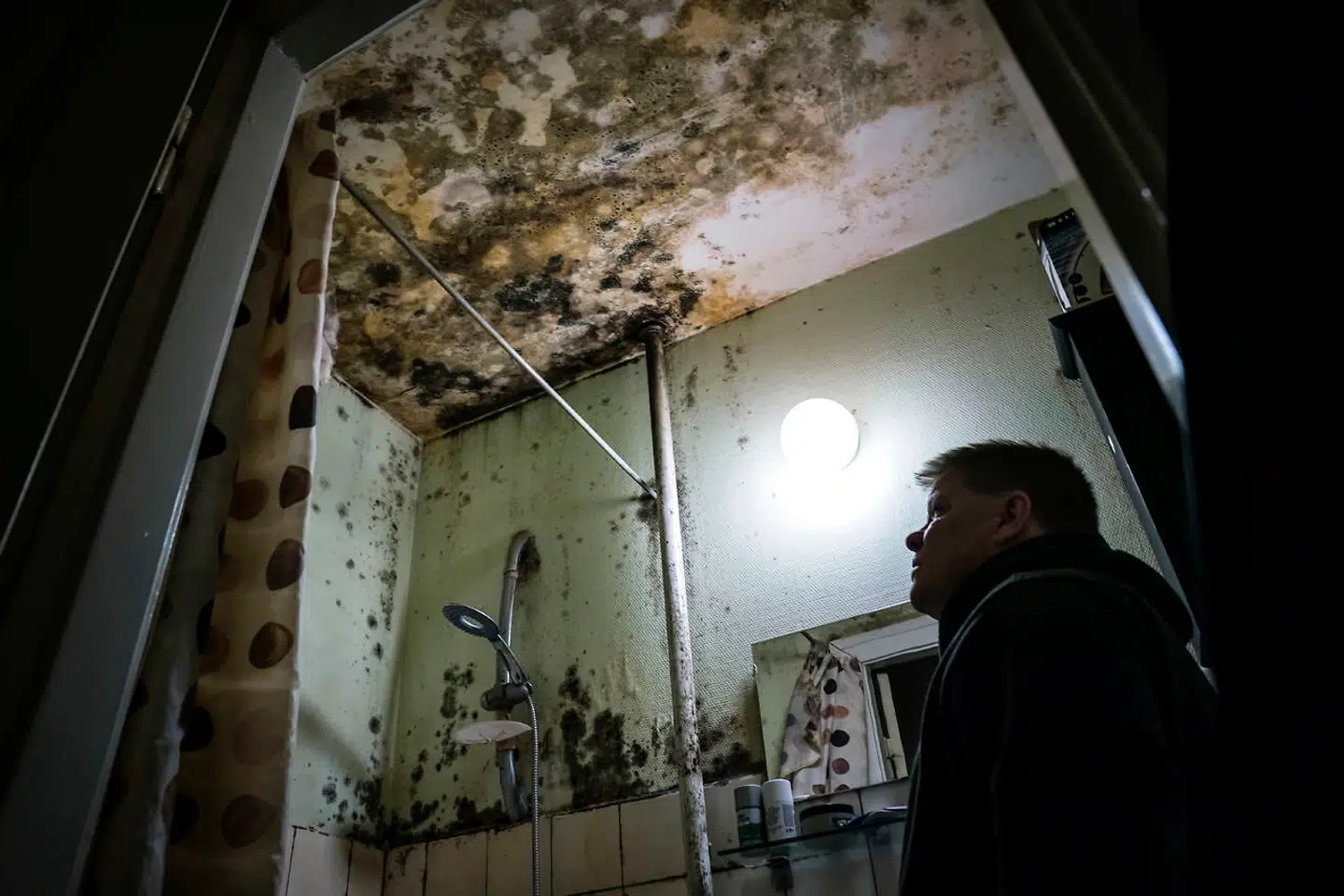 Skimmelsvampen i Dennis Albertsens badeværelsesloft er ude af kontrol.