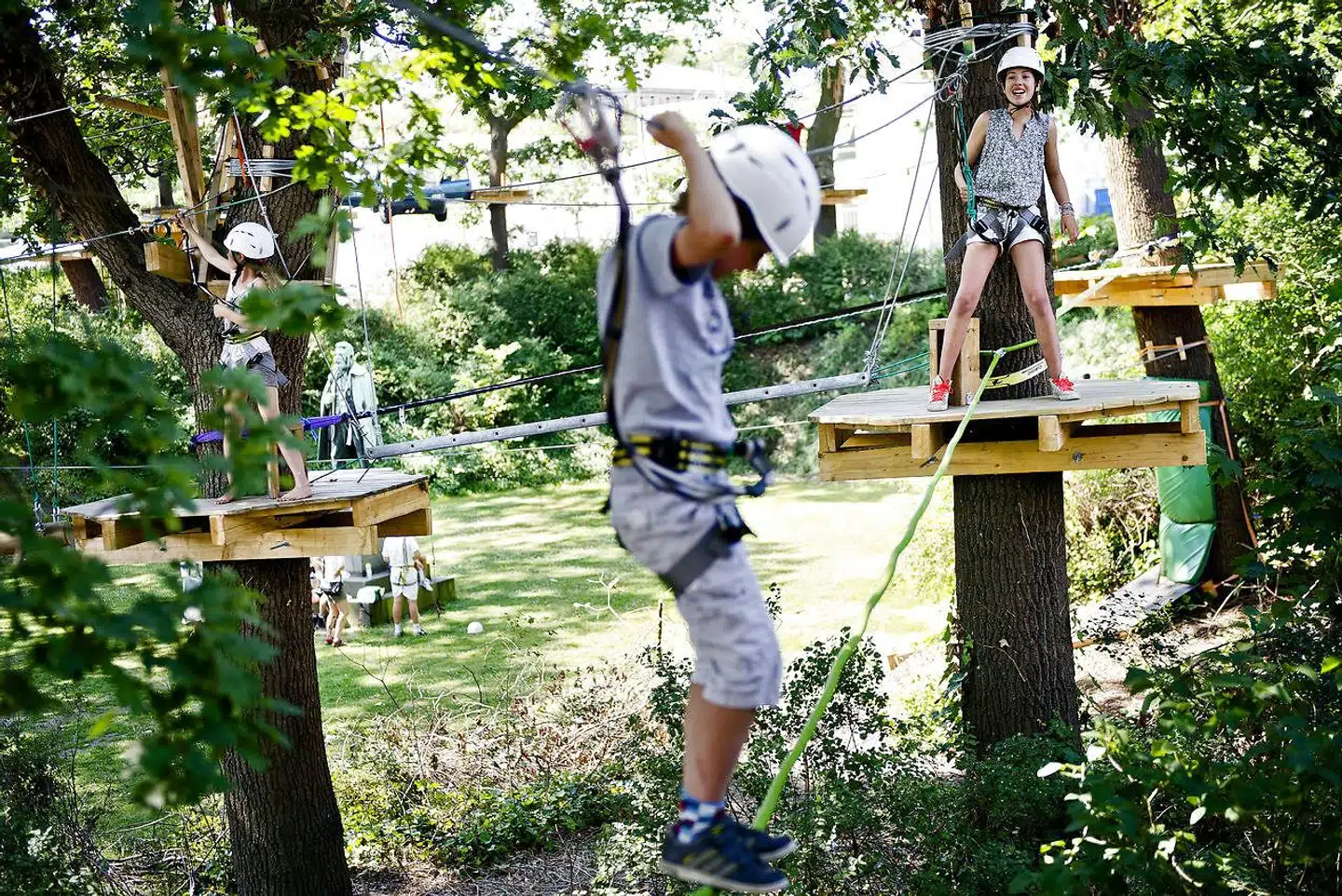 »Det grundlæggende rationale i Holms argument er, at børn bliver stærke af at have det svært og leve livet farligt,« skriver Helle Rabøl Hansen og Bjørg Kjær.