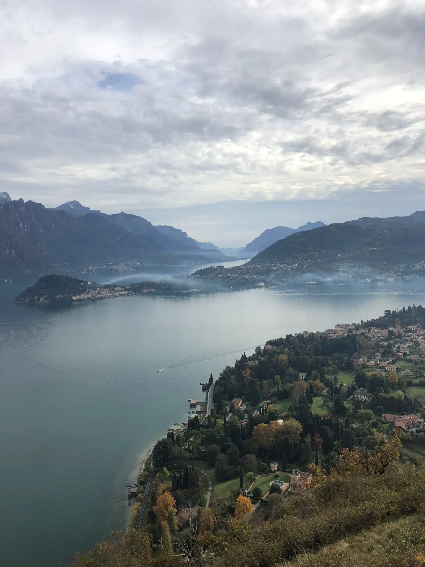 »Generelt er vi vel enige om, at der bliver produceret alt for mange ligegyldige klude, som vi ikke har brug for, sådan helt inde i hjertet,« mener Marlene Birger, der bor tæt på Comosøen.