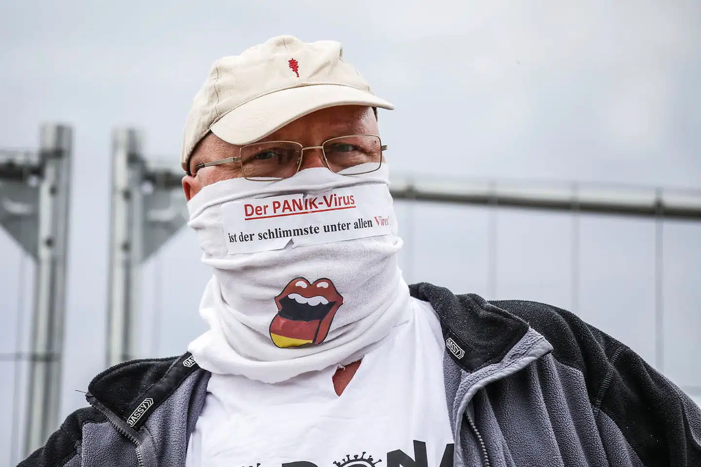 »Viruspanik er den værste af alle virusser,« har en af deltagerne i lørdagens demonstration uden for det tyske parlament skrevet på sit mundbind.